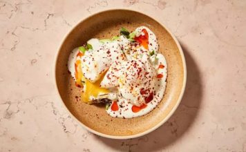 Poşe yumurta, kahvaltı sofralarının ve şık brunch sunumlarının vazgeçilmez tariflerinden biridir. Poşe yumurta, kabuğundan çıkarılan taze yumurtanın kaynar suya doğrudan bırakılmasıyla hazırlanır ve bu işlem yumurtanın akının tamamen pişmesini, sarısının ise akıcı kalmasını sağlar. Konulu bir haber görseli.