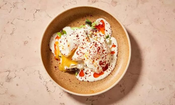Poşe yumurta, kahvaltı sofralarının ve şık brunch sunumlarının vazgeçilmez tariflerinden biridir. Poşe yumurta, kabuğundan çıkarılan taze yumurtanın kaynar suya doğrudan bırakılmasıyla hazırlanır ve bu işlem yumurtanın akının tamamen pişmesini, sarısının ise akıcı kalmasını sağlar. Konulu bir haber görseli.