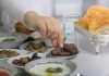 Ramazan ayı, İslam dünyasında sadece oruç tutma değil, aynı zamanda bir araya gelme, paylaşma ve dayanışma zamanıdır. Bu kutsal ayda hazırlanan Ramazan sofrası, ailelerin, dostların ve komşuların bir araya gelerek birlikte vakit geçirdiği, sıcak sohbetlerin ve bereketli yemeklerin tadını çıkardığı önemli bir anıdır. Ramazan sofraları, her yıl yeniden şekillenen geleneklerin, kültürel mirasın ve toplumsal bağların en güzel şekilde ifade bulduğu bir yerdir. Konulu bir haber görseli.