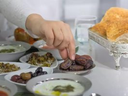 Ramazan ayı, İslam dünyasında sadece oruç tutma değil, aynı zamanda bir araya gelme, paylaşma ve dayanışma zamanıdır. Bu kutsal ayda hazırlanan Ramazan sofrası, ailelerin, dostların ve komşuların bir araya gelerek birlikte vakit geçirdiği, sıcak sohbetlerin ve bereketli yemeklerin tadını çıkardığı önemli bir anıdır. Ramazan sofraları, her yıl yeniden şekillenen geleneklerin, kültürel mirasın ve toplumsal bağların en güzel şekilde ifade bulduğu bir yerdir. Konulu bir haber görseli.