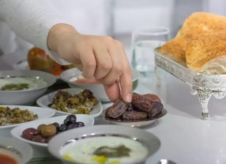 Ramazan Sofrası: Geleneksel Lezzetlerin Zenginliği ve Paylaşmanın Anlamı Ramazan ayı, İslam dünyasında sadece oruç tutma değil, aynı zamanda bir araya gelme, paylaşma ve dayanışma zamanıdır. Bu kutsal ayda hazırlanan Ramazan sofrası, ailelerin, dostların ve komşuların bir araya gelerek birlikte vakit geçirdiği, sıcak sohbetlerin ve bereketli yemeklerin tadını çıkardığı önemli bir anıdır. Ramazan sofraları, her yıl yeniden şekillenen geleneklerin, kültürel mirasın ve toplumsal bağların en güzel şekilde ifade bulduğu bir yerdir. Konulu bir haber görseli.