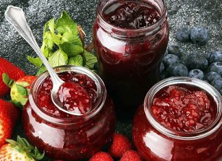Reçel Ve Bal Dosyası Kahvaltı Sofralarının Tatlı Hikayesi Kahvaltı kültürünün vazgeçilmez parçalarından biri olan reçel ve bal, hem besleyici değerleri hem de lezzetleriyle sofralarda özel bir yere sahiptir. Anadolu mutfağında asırlardır var olan bu tatlı lezzetler, sadece sabah öğünlerinde değil, günün farklı saatlerinde de tüketilir. Her ikisi de doğal ve uzun süre saklanabilir özellikleriyle yüzyıllardır mutfaklarda yerini korur. Konulu bir haber görseli.