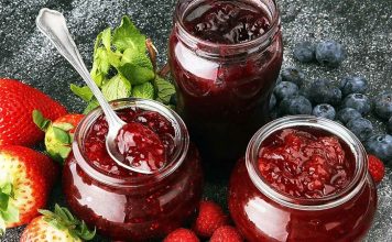 Kahvaltı kültürünün vazgeçilmez parçalarından biri olan reçel ve bal, hem besleyici değerleri hem de lezzetleriyle sofralarda özel bir yere sahiptir. Anadolu mutfağında asırlardır var olan bu tatlı lezzetler, sadece sabah öğünlerinde değil, günün farklı saatlerinde de tüketilir. Her ikisi de doğal ve uzun süre saklanabilir özellikleriyle yüzyıllardır mutfaklarda yerini korur. Konulu bir haber görseli.