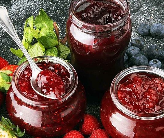 Kahvaltı kültürünün vazgeçilmez parçalarından biri olan reçel ve bal, hem besleyici değerleri hem de lezzetleriyle sofralarda özel bir yere sahiptir. Anadolu mutfağında asırlardır var olan bu tatlı lezzetler, sadece sabah öğünlerinde değil, günün farklı saatlerinde de tüketilir. Her ikisi de doğal ve uzun süre saklanabilir özellikleriyle yüzyıllardır mutfaklarda yerini korur. Konulu bir haber görseli.