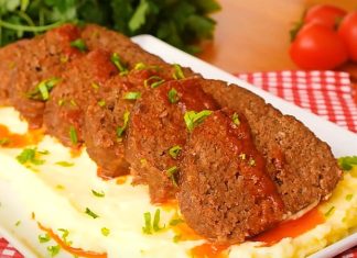 Rosto: Sofraların Vazgeçilmez Et Lezzeti Rosto, et pişirme sanatının klasik ve sofistike yöntemlerinden biridir. Rosto yöntemi, genellikle bütün veya iri parça etlerin fırında veya ızgarada yavaş pişirilmesiyle hazırlanır. Bu pişirme biçimi, etin doğal suyunu korumasını sağlarken, dış yüzeyde lezzetli bir kızarma ve aroma oluşturur. Konulu bir haber görseli.