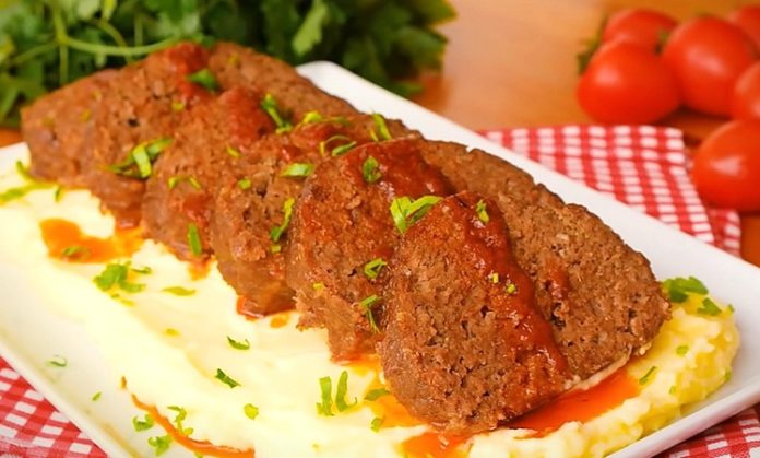 Rosto, et pişirme sanatının klasik ve sofistike yöntemlerinden biridir. Rosto yöntemi, genellikle bütün veya iri parça etlerin fırında veya ızgarada yavaş pişirilmesiyle hazırlanır. Bu pişirme biçimi, etin doğal suyunu korumasını sağlarken, dış yüzeyde lezzetli bir kızarma ve aroma oluşturur. Konulu bir haber görseli.