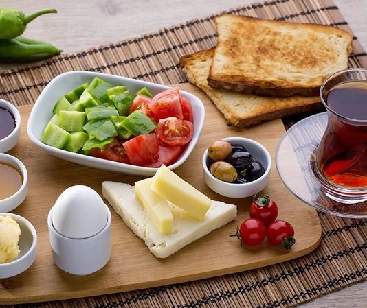 Sabah yemeği düzenli bir şekilde tüketildiğinde gün boyu daha verimli ve enerjik hissetmek mümkündür.