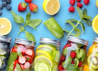 Sağlıklı Detox Menü Günlük Yaşamda Hafifliğin ve Tazeliğin Anahtarı Günümüz modern yaşam tarzı, insanları daha fazla işlem görmüş gıdalara, hareketsizliğe ve stresli tempolara maruz bırakıyor. Bu durum, vücudun zamanla toksin biriktirmesine ve metabolizmanın yavaşlamasına yol açabiliyor. Detox kavramı, bu zararlı birikimlerin vücuttan doğal yollarla atılmasını destekleyen bir yaşam biçimini tanımlar. Yalnızca kilo vermek ya da zayıflamak amacıyla değil, aynı zamanda enerjiyi artırmak, bağışıklığı güçlendirmek ve sindirimi rahatlatmak için de tercih ediliyor. Konulu bir haber görseli.