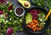 Vegan beslenme son yıllarda sadece bir trend değil, aynı zamanda sağlıklı yaşamın önemli bir parçası haline geldi. Hayvansal ürünler yerine bitkisel gıdalarla hazırlanan vegan tarifler, hem lezzetli hem de besleyici seçenekler sunuyor. Farklı malzemeler ve yaratıcı tarifler sayesinde vegan mutfağı, sofralara renk ve çeşitlilik katıyor. Sadece salata ve sebze yemekleri değil, tatlılardan atıştırmalıklara kadar geniş bir yelpazede vegan tarifler bulmak mümkün. Konulu bir haber görseli.