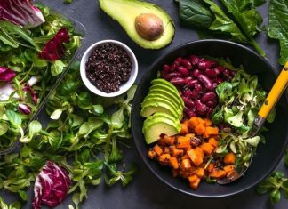 Vegan beslenme son yıllarda sadece bir trend değil, aynı zamanda sağlıklı yaşamın önemli bir parçası haline geldi. Hayvansal ürünler yerine bitkisel gıdalarla hazırlanan vegan tarifler, hem lezzetli hem de besleyici seçenekler sunuyor. Farklı malzemeler ve yaratıcı tarifler sayesinde vegan mutfağı, sofralara renk ve çeşitlilik katıyor. Sadece salata ve sebze yemekleri değil, tatlılardan atıştırmalıklara kadar geniş bir yelpazede vegan tarifler bulmak mümkün. Konulu bir haber görseli.