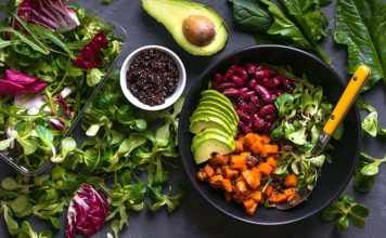 Vegan beslenme son yıllarda sadece bir trend değil, aynı zamanda sağlıklı yaşamın önemli bir parçası haline geldi. Hayvansal ürünler yerine bitkisel gıdalarla hazırlanan vegan tarifler, hem lezzetli hem de besleyici seçenekler sunuyor. Farklı malzemeler ve yaratıcı tarifler sayesinde vegan mutfağı, sofralara renk ve çeşitlilik katıyor. Sadece salata ve sebze yemekleri değil, tatlılardan atıştırmalıklara kadar geniş bir yelpazede vegan tarifler bulmak mümkün. Konulu bir haber görseli.