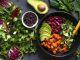 Vegan beslenme son yıllarda sadece bir trend değil, aynı zamanda sağlıklı yaşamın önemli bir parçası haline geldi. Hayvansal ürünler yerine bitkisel gıdalarla hazırlanan vegan tarifler, hem lezzetli hem de besleyici seçenekler sunuyor. Farklı malzemeler ve yaratıcı tarifler sayesinde vegan mutfağı, sofralara renk ve çeşitlilik katıyor. Sadece salata ve sebze yemekleri değil, tatlılardan atıştırmalıklara kadar geniş bir yelpazede vegan tarifler bulmak mümkün. Konulu bir haber görseli.