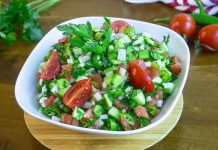 Salata tarifleri, hem sağlıklı hem de lezzetli öğünler hazırlamak isteyenlerin vazgeçilmez tercihlerinden biridir. Mevsim sebzeleri, taze yeşillikler ve farklı soslarla zenginleşen salatalar, hem hafif beslenmek hem de sofralara renk katmak için ideal seçenekler sunar. Özellikle pratik hazırlanabilen salatalar, günün her öğününde yer alabilir. Konulu bir haber görseli.