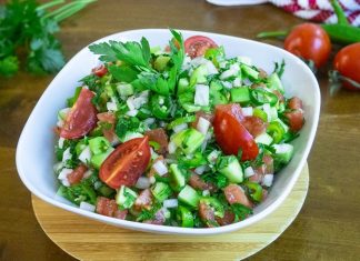 Salata Tarifleri İle Sofralara Renk Ve Lezzet Katın Salata tarifleri, hem sağlıklı hem de lezzetli öğünler hazırlamak isteyenlerin vazgeçilmez tercihlerinden biridir. Mevsim sebzeleri, taze yeşillikler ve farklı soslarla zenginleşen salatalar, hem hafif beslenmek hem de sofralara renk katmak için ideal seçenekler sunar. Özellikle pratik hazırlanabilen salatalar, günün her öğününde yer alabilir. Konulu bir haber görseli.