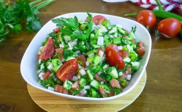 Salata tarifleri, hem sağlıklı hem de lezzetli öğünler hazırlamak isteyenlerin vazgeçilmez tercihlerinden biridir. Mevsim sebzeleri, taze yeşillikler ve farklı soslarla zenginleşen salatalar, hem hafif beslenmek hem de sofralara renk katmak için ideal seçenekler sunar. Özellikle pratik hazırlanabilen salatalar, günün her öğününde yer alabilir. Konulu bir haber görseli.