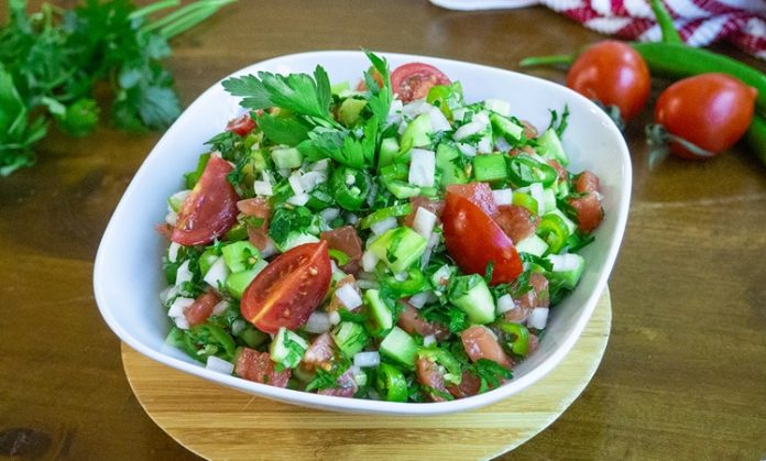 Salata tarifleri, hem sağlıklı hem de lezzetli öğünler hazırlamak isteyenlerin vazgeçilmez tercihlerinden biridir. Mevsim sebzeleri, taze yeşillikler ve farklı soslarla zenginleşen salatalar, hem hafif beslenmek hem de sofralara renk katmak için ideal seçenekler sunar. Özellikle pratik hazırlanabilen salatalar, günün her öğününde yer alabilir. Konulu bir haber görseli.