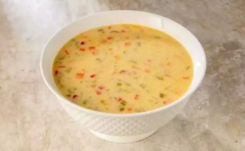 Sebze Çorbası İle Sağlıklı Yaşamın Sırrı Sebze çorbası, hem besleyici değeri yüksek hem de sindirimi kolay bir yemek olarak sofralarda sıkça yerini alır. İçeriğinde bulunan farklı sebzeler, vücuda gerekli olan vitamin ve minerallerin alınmasını sağlar. Özellikle kış aylarında bağışıklık sistemini destekleyici etkisiyle öne çıkar. Ayrıca sebze çorbası, düşük kalorili yapısıyla da diyet yapanların tercih ettiği yemeklerden biridir. Konulu bir haber görseli.
