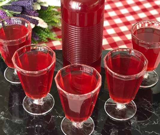 Şerbet, Türk mutfağının en eski ve en köklü içeceklerinden biridir. Osmanlı İmparatorluğu zamanlarından günümüze kadar gelen şerbet kültürü, sadece bir içecek değil, aynı zamanda sosyal yaşamın önemli bir parçasıdır. Şerbet, genellikle tatlı ve ferahlatıcı özellikleri ile bilinir, özellikle yaz aylarında sıklıkla tüketilir. Çeşitli meyve ve çiçek özlerinden yapılan şerbetler, soğuk içildiğinde vücuda serinlik verir ve ferahlatıcı etkisiyle rağbet görür. Konulu bir haber görseli.