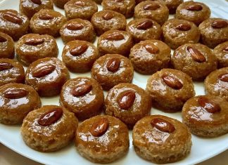 Şerbetli Tatlılar Türk Mutfağının Vazgeçilmez Lezzetleri Şerbetli tatlılar, Türk mutfağının asırlardır sofralardaki en tatlı misafirleri olarak bilinir. Osmanlı’dan günümüze uzanan bu lezzet kültürü, hem özel günlerde hem de günlük sofralarda kendine yer bulur. İftar sofralarından düğün yemeklerine, bayram ikramlarından günlük tatlı keyiflerine kadar birçok alanda tercih edilen bu tatlılar, zengin çeşitleri ve kendine has aromalarıyla damaklarda unutulmaz bir tat bırakır. Şeker, un, irmik, yağ ve bolca sevgiyle hazırlanan şerbetli tatlı tarifleri, kuşaktan kuşağa aktarılan mutfak geleneğimizin önemli bir parçasıdır. Konulu bir haber görseli.