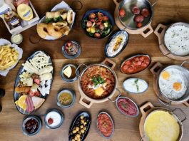 Serpme Kahvaltının Lezzetli Dünyası ve Sofralara Katkısı Serpme kahvaltı, zamanla modern restoranlarda da popülerleşmiş ve şehir yaşamının ayrılmaz bir parçası haline gelmiştir.
