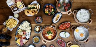 Serpme kahvaltı, zamanla modern restoranlarda da popülerleşmiş ve şehir yaşamının ayrılmaz bir parçası haline gelmiştir.