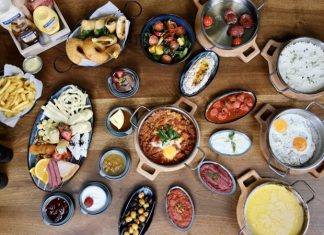Serpme kahvaltı, zamanla modern restoranlarda da popülerleşmiş ve şehir yaşamının ayrılmaz bir parçası haline gelmiştir.