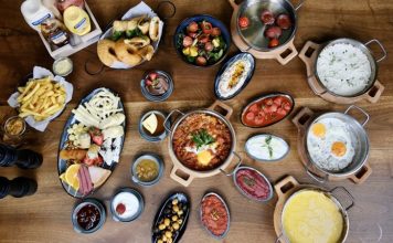 Serpme Kahvaltının Lezzetli Dünyası ve Sofralara Katkısı Serpme kahvaltı, zamanla modern restoranlarda da popülerleşmiş ve şehir yaşamının ayrılmaz bir parçası haline gelmiştir.