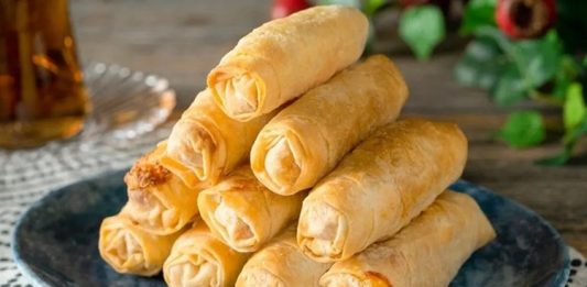 Sigara Böreği: Pratik ve Lezzetli Atıştırmalık Sofralarda Öne Çıkıyor Sigara böreğini öne çıkarırken, modern mutfaklarda farklı iç harç kombinasyonları ile çeşitleniyor. Türkiye genelinde, özellikle Ege ve Marmara bölgelerinde ev yapımı olarak hazırlanması oldukça yaygın.