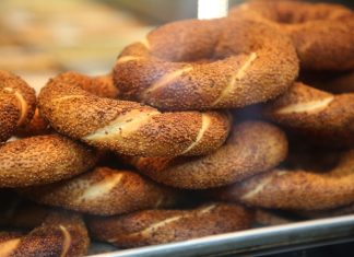 Simit, Osmanlı döneminden günümüze kadar gelen köklü bir geçmişe sahiptir. İlk olarak saray mutfaklarında farklı un karışımlarıyla yapılan bu lezzet, zamanla halk arasında yaygınlaşarak günlük yaşamın bir parçası haline gelmiştir. Özellikle 16. yüzyıldan itibaren İstanbul’da simit fırınlarının açılmasıyla birlikte, bu eşsiz yiyecek şehir kültürünün önemli bir unsuru olmuştur.