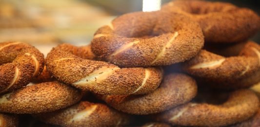 Simit, Osmanlı döneminden günümüze kadar gelen köklü bir geçmişe sahiptir. İlk olarak saray mutfaklarında farklı un karışımlarıyla yapılan bu lezzet, zamanla halk arasında yaygınlaşarak günlük yaşamın bir parçası haline gelmiştir. Özellikle 16. yüzyıldan itibaren İstanbul’da simit fırınlarının açılmasıyla birlikte, bu eşsiz yiyecek şehir kültürünün önemli bir unsuru olmuştur.