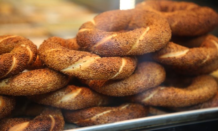 Simit, Osmanlı döneminden günümüze kadar gelen köklü bir geçmişe sahiptir. İlk olarak saray mutfaklarında farklı un karışımlarıyla yapılan bu lezzet, zamanla halk arasında yaygınlaşarak günlük yaşamın bir parçası haline gelmiştir. Özellikle 16. yüzyıldan itibaren İstanbul’da simit fırınlarının açılmasıyla birlikte, bu eşsiz yiyecek şehir kültürünün önemli bir unsuru olmuştur.