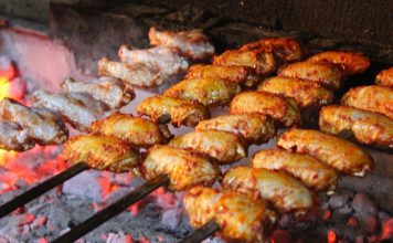 Şişte Pişirme Sanatı Lezzetin Arkasındaki Sır Şişte pişirme, yüzyıllardır hem Anadolu mutfağında hem de dünya mutfaklarında uygulanan klasik bir pişirme yöntemidir. Etin küçük parçalar hâlinde şişlere geçirilerek ateş üzerinde pişirilmesi, hem lezzeti hem de aromayı artıran bir tekniktir. Şişte pişirme, özellikle kebap kültürü ile özdeşleşmiştir ve etin dış yüzeyinin hafifçe kızarıp içinin sulu kalmasını sağlar. Konulu bir haber görseli.