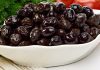 Siyah zeytin, hafif tuzlu ve karakteristik aromasıyla yemeklerde ve mezelerde geniş kullanım alanı bulur.