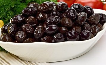 Siyah zeytin, hafif tuzlu ve karakteristik aromasıyla yemeklerde ve mezelerde geniş kullanım alanı bulur.