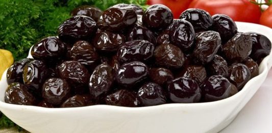 Siyah Zeytin: Sağlıklı Sofraların Vazgeçilmez Lezzeti Siyah zeytin, hafif tuzlu ve karakteristik aromasıyla yemeklerde ve mezelerde geniş kullanım alanı bulur.
