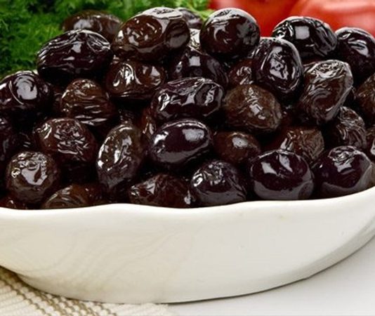 Siyah zeytin, hafif tuzlu ve karakteristik aromasıyla yemeklerde ve mezelerde geniş kullanım alanı bulur.