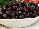 Siyah Zeytin: Sağlıklı Sofraların Vazgeçilmez Lezzeti Siyah zeytin, hafif tuzlu ve karakteristik aromasıyla yemeklerde ve mezelerde geniş kullanım alanı bulur.