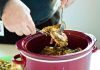 Yavaş pişirme, hem sağlıklı hem de lezzetli yemekler hazırlamak isteyenler için son yıllarda giderek daha popüler hale gelmiştir. İngilizce adıyla slow cooking, düşük ısıda uzun süre pişirme yöntemidir ve genellikle özel slow cooker cihazlarıyla uygulanır. Bu yöntem, yemeklerin aromasını ve besin değerini korurken, yoğun lezzetler ortaya çıkarır. Konulu bir haber görseli.