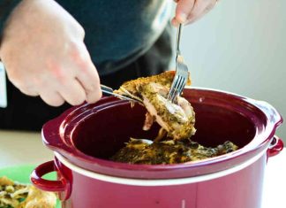 Yavaş pişirme, hem sağlıklı hem de lezzetli yemekler hazırlamak isteyenler için son yıllarda giderek daha popüler hale gelmiştir. İngilizce adıyla slow cooking, düşük ısıda uzun süre pişirme yöntemidir ve genellikle özel slow cooker cihazlarıyla uygulanır. Bu yöntem, yemeklerin aromasını ve besin değerini korurken, yoğun lezzetler ortaya çıkarır. Konulu bir haber görseli.