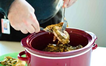 Yavaş pişirme, hem sağlıklı hem de lezzetli yemekler hazırlamak isteyenler için son yıllarda giderek daha popüler hale gelmiştir. İngilizce adıyla slow cooking, düşük ısıda uzun süre pişirme yöntemidir ve genellikle özel slow cooker cihazlarıyla uygulanır. Bu yöntem, yemeklerin aromasını ve besin değerini korurken, yoğun lezzetler ortaya çıkarır. Konulu bir haber görseli.