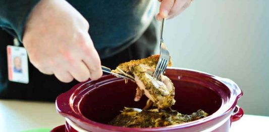 Slow Cooking Yavaş Pişirme İle Lezzet ve Sağlık Buluşuyor Yavaş pişirme, hem sağlıklı hem de lezzetli yemekler hazırlamak isteyenler için son yıllarda giderek daha popüler hale gelmiştir. İngilizce adıyla slow cooking, düşük ısıda uzun süre pişirme yöntemidir ve genellikle özel slow cooker cihazlarıyla uygulanır. Bu yöntem, yemeklerin aromasını ve besin değerini korurken, yoğun lezzetler ortaya çıkarır. Konulu bir haber görseli.