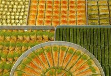 Türk mutfağının en ünlü tatlılarından biri olan baklava, sofralarda özel bir yere sahiptir. İnce açılmış hamur katmanları, bol ceviz veya fıstık içi ve şerbetin muhteşem uyumu, baklavayı hem gözlere hem de damaklara hitap eden bir tatlı haline getirir. Baklava, sadece Türkiye’de değil, dünya genelinde de sevilen ve takdir edilen bir lezzettir. Sofralarda baklava ve diğer tatlılar, kutlamaların, özel günlerin ve misafirliklerin vazgeçilmez unsurlarındandır. Konulu bir haber görseli.