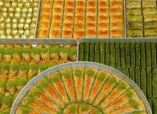 Sofralarda Baklava Ve Tatlılar Geleneksel Lezzetler Türk mutfağının en ünlü tatlılarından biri olan baklava, sofralarda özel bir yere sahiptir. İnce açılmış hamur katmanları, bol ceviz veya fıstık içi ve şerbetin muhteşem uyumu, baklavayı hem gözlere hem de damaklara hitap eden bir tatlı haline getirir. Baklava, sadece Türkiye’de değil, dünya genelinde de sevilen ve takdir edilen bir lezzettir. Sofralarda baklava ve diğer tatlılar, kutlamaların, özel günlerin ve misafirliklerin vazgeçilmez unsurlarındandır. Konulu bir haber görseli.
