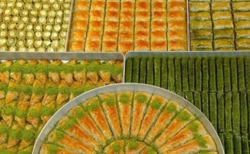 Türk mutfağının en ünlü tatlılarından biri olan baklava, sofralarda özel bir yere sahiptir. İnce açılmış hamur katmanları, bol ceviz veya fıstık içi ve şerbetin muhteşem uyumu, baklavayı hem gözlere hem de damaklara hitap eden bir tatlı haline getirir. Baklava, sadece Türkiye’de değil, dünya genelinde de sevilen ve takdir edilen bir lezzettir. Sofralarda baklava ve diğer tatlılar, kutlamaların, özel günlerin ve misafirliklerin vazgeçilmez unsurlarındandır. Konulu bir haber görseli.