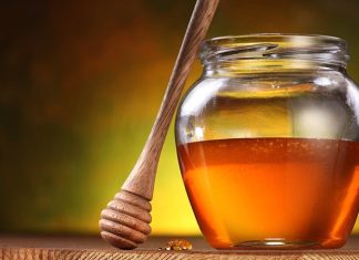Sofralarda Bal Ve Ballı Tatlar Zenginliği Türkiye’nin geleneksel sofralarında bal, hem tatlı hem de sağlık kaynağı olarak önemli bir yer tutar. Doğal yapısı ve zengin aroması sayesinde sofraların vazgeçilmez lezzetlerinden biri haline gelir. Bal, kahvaltıdan tatlılara, içeceklerden soslara kadar pek çok alanda kullanılır ve her damak tadına uygun çeşitlilik sunar. Sofralarda balın varlığı, sadece tatlı bir dokunuş değil aynı zamanda doğal ve şifalı bir katkı olarak değerlendirilir. Konulu bir haber görseli.