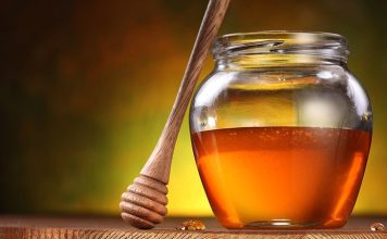 Türkiye’nin geleneksel sofralarında bal, hem tatlı hem de sağlık kaynağı olarak önemli bir yer tutar. Doğal yapısı ve zengin aroması sayesinde sofraların vazgeçilmez lezzetlerinden biri haline gelir. Bal, kahvaltıdan tatlılara, içeceklerden soslara kadar pek çok alanda kullanılır ve her damak tadına uygun çeşitlilik sunar. Sofralarda balın varlığı, sadece tatlı bir dokunuş değil aynı zamanda doğal ve şifalı bir katkı olarak değerlendirilir. Konulu bir haber görseli.