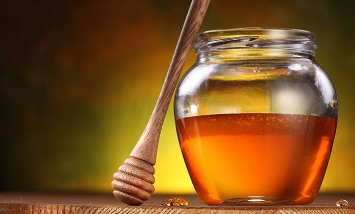 Türkiye’nin geleneksel sofralarında bal, hem tatlı hem de sağlık kaynağı olarak önemli bir yer tutar. Doğal yapısı ve zengin aroması sayesinde sofraların vazgeçilmez lezzetlerinden biri haline gelir. Bal, kahvaltıdan tatlılara, içeceklerden soslara kadar pek çok alanda kullanılır ve her damak tadına uygun çeşitlilik sunar. Sofralarda balın varlığı, sadece tatlı bir dokunuş değil aynı zamanda doğal ve şifalı bir katkı olarak değerlendirilir. Konulu bir haber görseli.