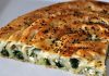 Börek, Türk mutfağının en sevilen hamur işleri arasında yer alır. İncecik açılan yufkaların içine farklı iç malzemeler konularak hazırlanan börekler, sofralara zenginlik ve lezzet katar. Sofralarda börek çeşitleri, hem kahvaltıların hem de ana öğünlerin vazgeçilmezidir. Geleneksel tariflerin yanı sıra modern dokunuşlarla çeşitlenen börekler, her damak tadına hitap eder. Sofralarda börek sunumu, misafirlerin beğenisini kazanmanın yanı sıra kültürel bir paylaşımın da ifadesidir. Konulu bir haber görseli.
