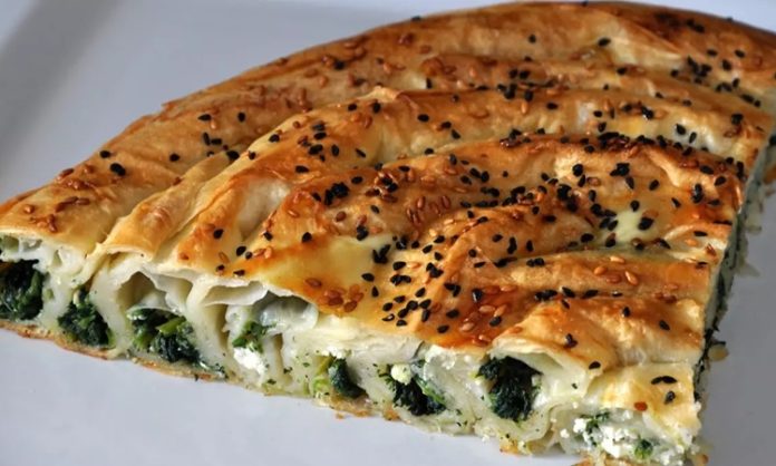 Börek, Türk mutfağının en sevilen hamur işleri arasında yer alır. İncecik açılan yufkaların içine farklı iç malzemeler konularak hazırlanan börekler, sofralara zenginlik ve lezzet katar. Sofralarda börek çeşitleri, hem kahvaltıların hem de ana öğünlerin vazgeçilmezidir. Geleneksel tariflerin yanı sıra modern dokunuşlarla çeşitlenen börekler, her damak tadına hitap eder. Sofralarda börek sunumu, misafirlerin beğenisini kazanmanın yanı sıra kültürel bir paylaşımın da ifadesidir. Konulu bir haber görseli.