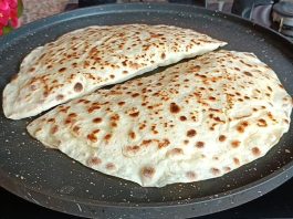 Sofralarda Cızlama Ve Gözleme Gelenekten Modern Sofralara Cızlama ve gözleme, Türk mutfağının sevilen hamur işi lezzetleri arasında yer alır. Her iki yiyecek de özellikle kahvaltı ve çay saatlerinin vazgeçilmez tatlarıdır. Sofralarda cızlama ve gözleme, pratik hazırlanışları ve doyuruculukları ile geniş bir hayran kitlesine sahiptir. Tarihi köklere sahip olan bu iki lezzet, geleneksel yöntemlerin korunmasıyla birlikte günümüz mutfaklarında da modern dokunuşlarla zenginleşir. Sofralar, cızlama ve gözleme ile hem nostaljik hem de lezzet dolu anlara ev sahipliği yapar. Konulu bir haber görseli.